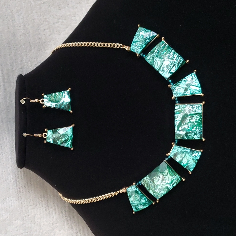 🆕️ Emerald Green Gold Tone Necklace Set